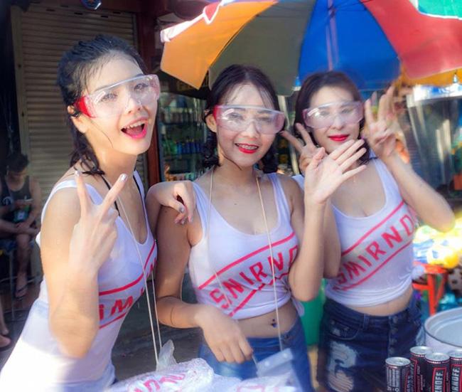 Loạt mỹ nhân mặc ngắn, khoe nội y đi hội té nước Thái Lan, phớt lờ lệnh cấm-15