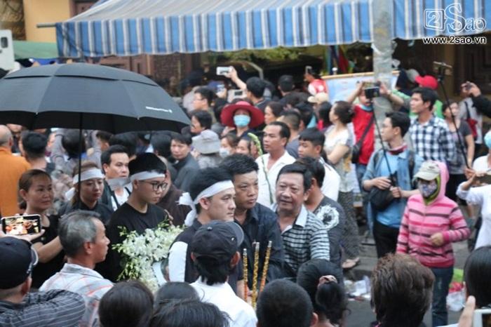 Người thân của Anh Vũ buồn bã trên phố-1