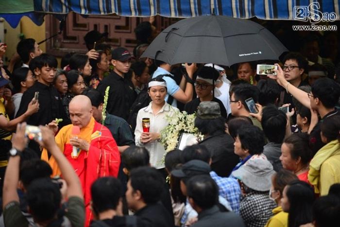 Người thân của Anh Vũ buồn bã trên phố-2