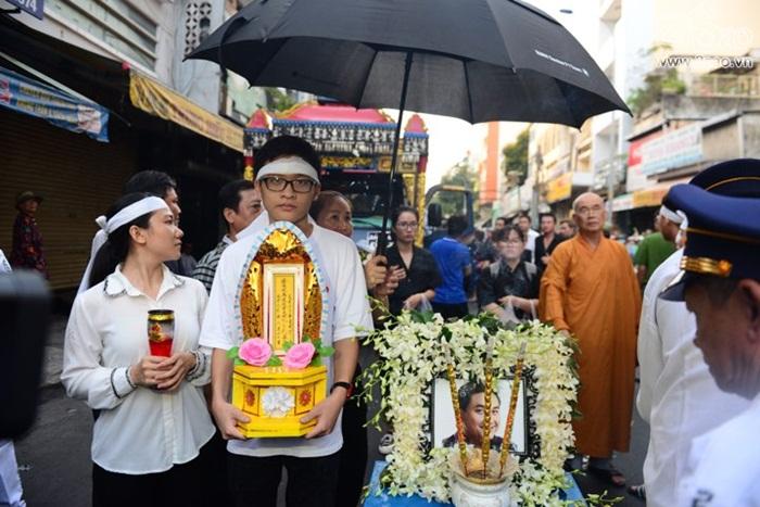 Người thân của Anh Vũ buồn bã trên phố-3