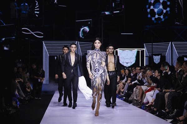 Minh Tú được dàn trai đẹp 6 múi hộ tống tung hoành trên sàn catwalk-3