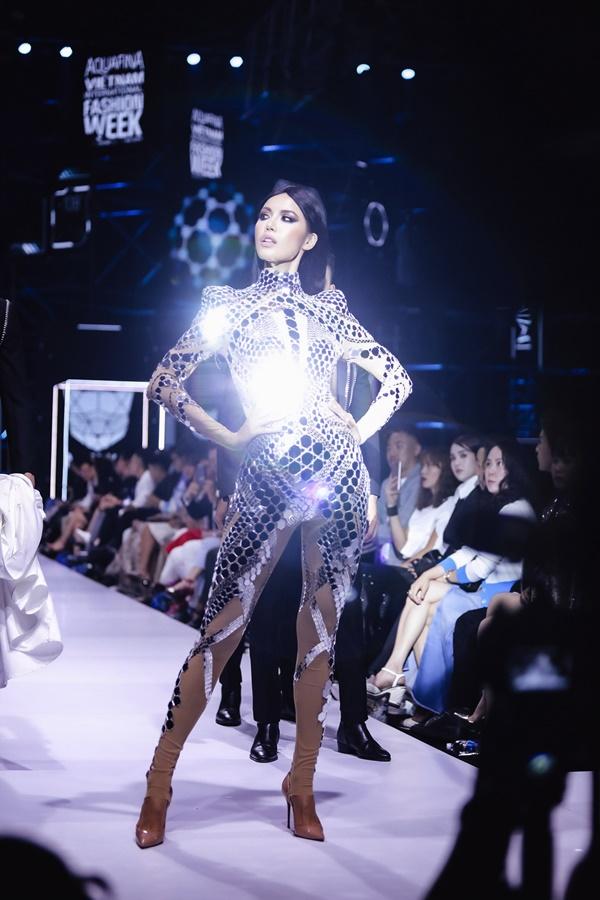 Minh Tú được dàn trai đẹp 6 múi hộ tống tung hoành trên sàn catwalk-4