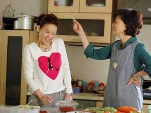 Không chịu nổi mẹ chồng, con dâu bật tanh tách, còn đòi ly hôn