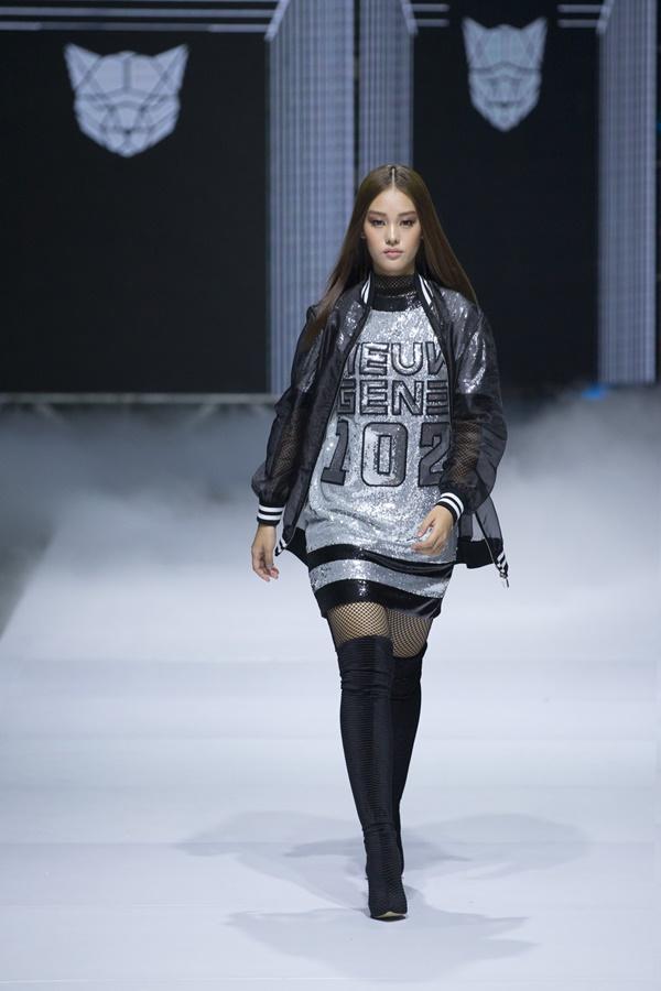 Minh Tú được dàn trai đẹp 6 múi hộ tống tung hoành trên sàn catwalk-11