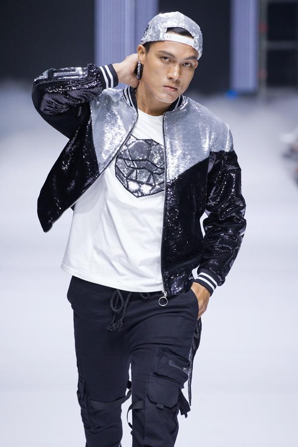 Minh Tú được dàn trai đẹp 6 múi hộ tống tung hoành trên sàn catwalk-7