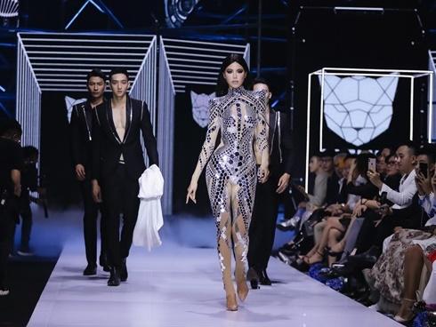 Minh Tú được dàn trai đẹp 6 múi hộ tống tung hoành trên sàn catwalk