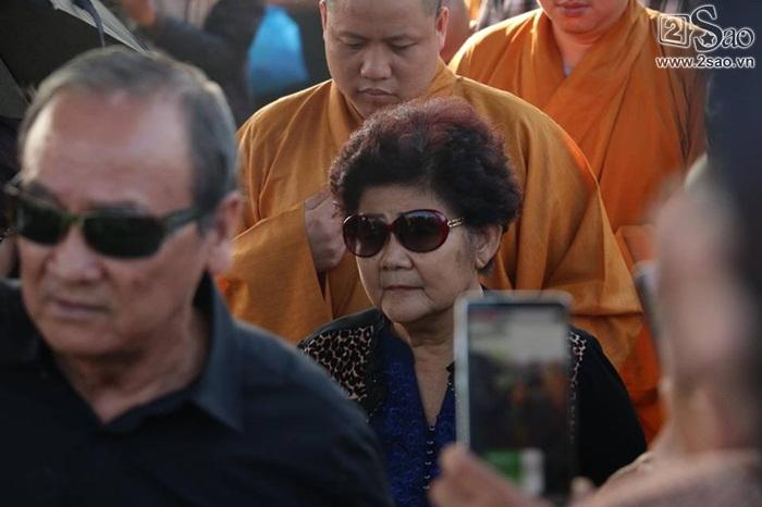 Bố mẹ Anh Vũ đau buồn trước thời khắc linh cữu hạ huyệt-1