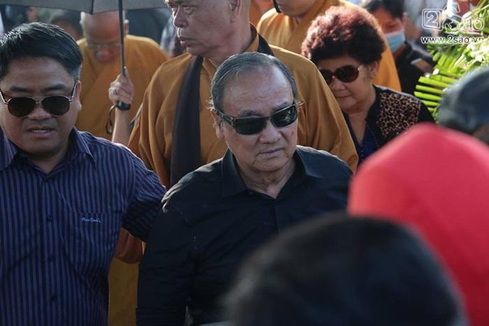 Bố mẹ Anh Vũ đau buồn trước thời khắc linh cữu hạ huyệt-2