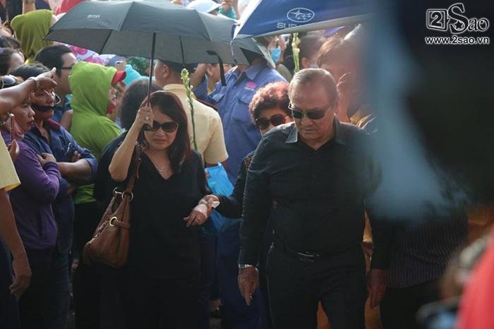 Bố mẹ Anh Vũ đau buồn trước thời khắc linh cữu hạ huyệt-3