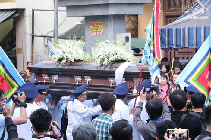 NSND Hồng Vân nghẹn ngào tiễn biệt Anh Vũ, gợi lại gần 20 năm yêu nghiệp diễn say mê của người em-1