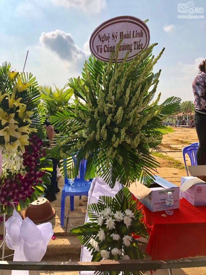 Danh hài Hoài Linh gửi hoa viếng tới mộ phần của Anh Vũ-1