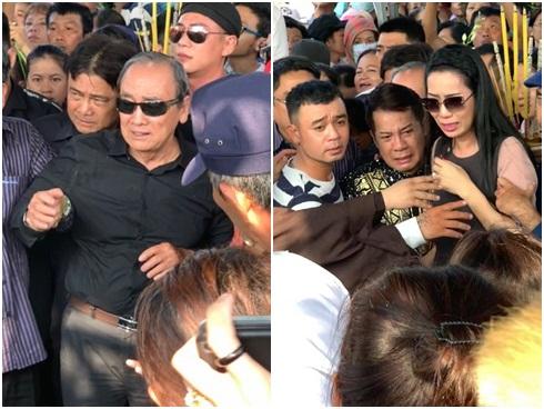 Phẫn nộ cảnh người dân giẫm đạp lên bia mộ, chen nhau nghẹt thở chỉ vì livestream khoảnh khắc linh cữu Anh Vũ hạ huyệt-12