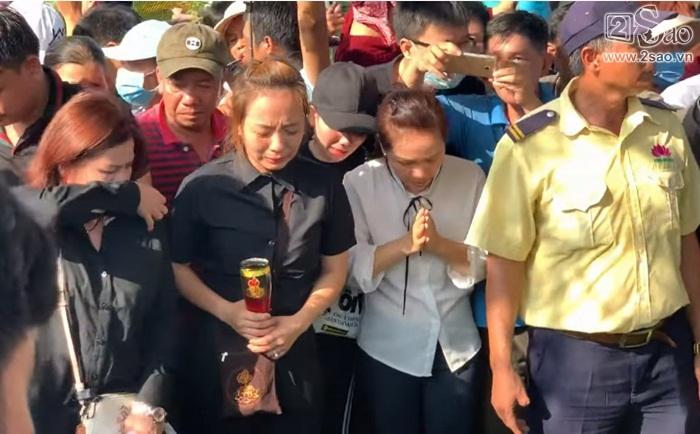 Người thân và giới nghệ sĩ khóc ròng thời khắc linh cữu hạ huyệt-1