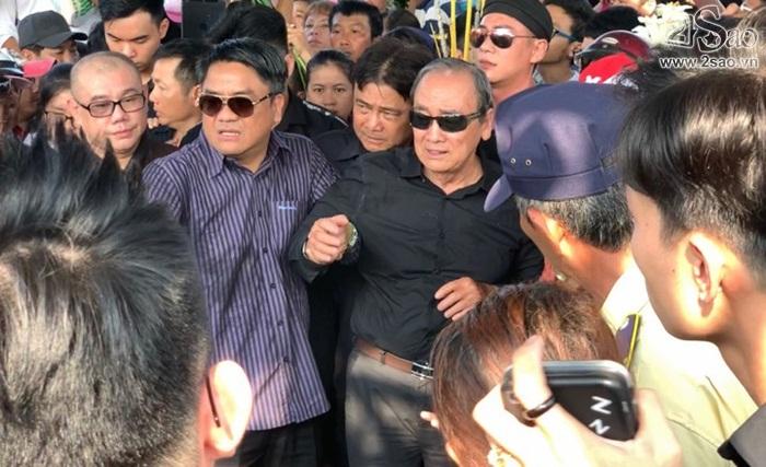 Người thân và giới nghệ sĩ khóc ròng thời khắc linh cữu hạ huyệt-2