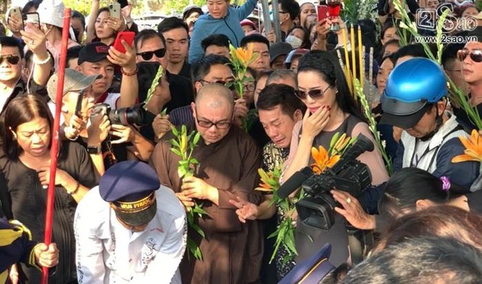 Người thân và giới nghệ sĩ khóc ròng thời khắc linh cữu hạ huyệt-3