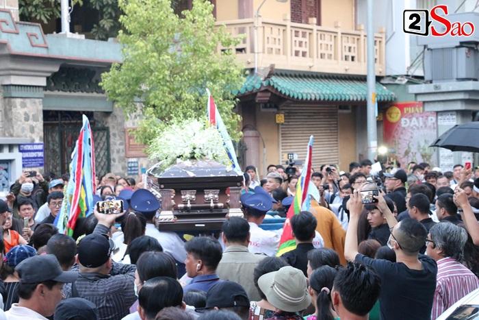 Phẫn nộ cảnh người dân giẫm đạp lên bia mộ, chen nhau nghẹt thở chỉ vì livestream khoảnh khắc linh cữu Anh Vũ hạ huyệt-1