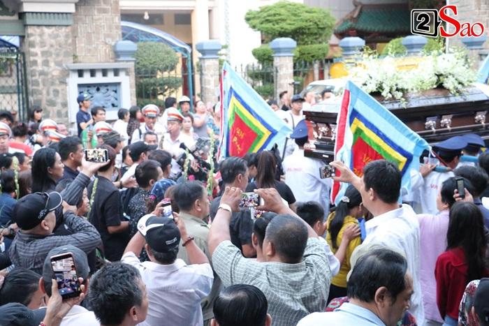 Phẫn nộ cảnh người dân giẫm đạp lên bia mộ, chen nhau nghẹt thở chỉ vì livestream khoảnh khắc linh cữu Anh Vũ hạ huyệt-2