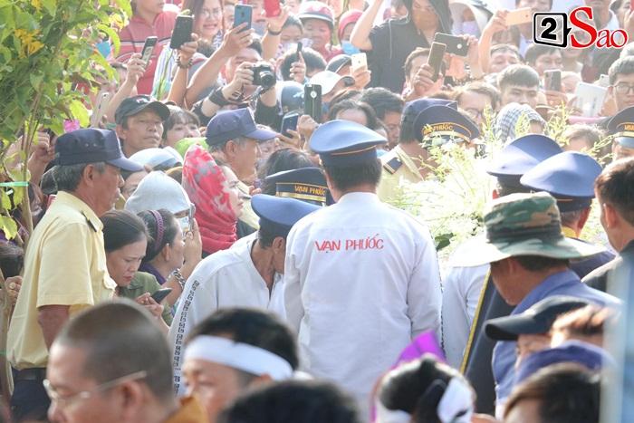 Phẫn nộ cảnh người dân giẫm đạp lên bia mộ, chen nhau nghẹt thở chỉ vì livestream khoảnh khắc linh cữu Anh Vũ hạ huyệt-3