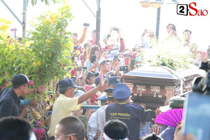 Phẫn nộ cảnh người dân giẫm đạp lên bia mộ, chen nhau nghẹt thở chỉ vì livestream khoảnh khắc linh cữu Anh Vũ hạ huyệt-4
