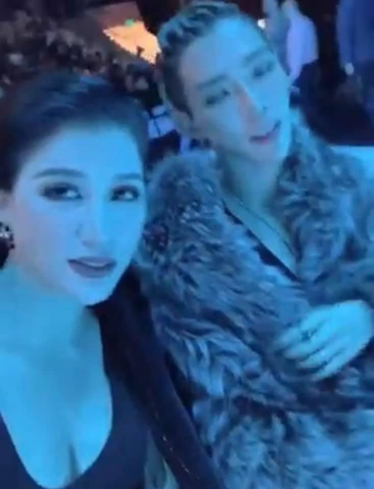 Erik vã mồ hôi vì mặc áo lông giữa thời tiết 33 độ nhưng điều gây chú ý lại là gương mặt nhọn như người ngoài hành tinh-5