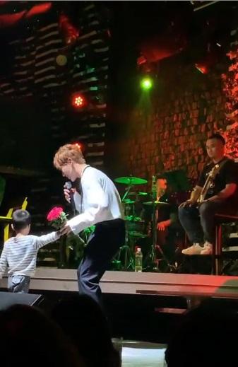 Erik vã mồ hôi vì mặc áo lông giữa thời tiết 33 độ nhưng điều gây chú ý lại là gương mặt nhọn như người ngoài hành tinh-8