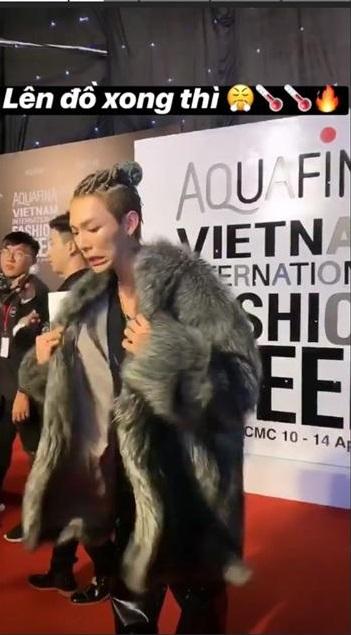 Erik vã mồ hôi vì mặc áo lông giữa thời tiết 33 độ nhưng điều gây chú ý lại là gương mặt nhọn như người ngoài hành tinh-2