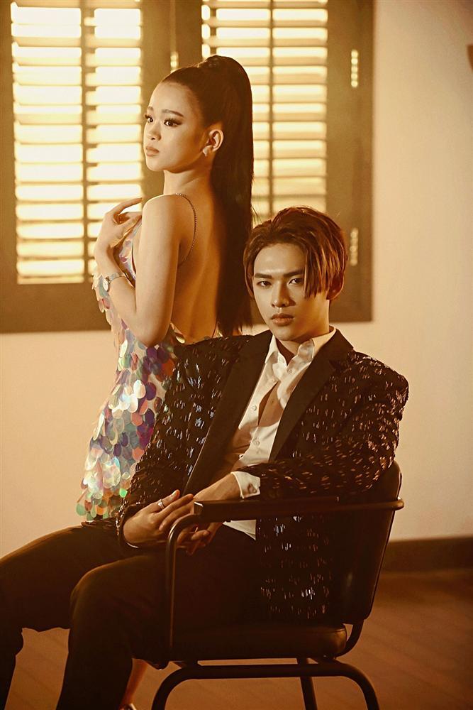 Giọng ca mạnh dạn mời Linh Ka đóng MV đầy rẫy cảnh nóng chẳng ngại bị gọi là Chi Pu version nam-4