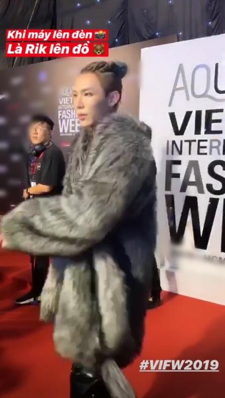 Erik vã mồ hôi vì mặc áo lông giữa thời tiết 33 độ nhưng điều gây chú ý lại là gương mặt nhọn như người ngoài hành tinh-1