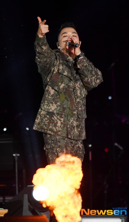 Bất chấp chuỗi bê bối chấn động của Seungri, 2 mảnh Big Bang đốt cháy sân khấu buổi hòa nhạc quân đội-2