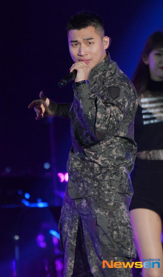 Bất chấp chuỗi bê bối chấn động của Seungri, 2 mảnh Big Bang đốt cháy sân khấu buổi hòa nhạc quân đội-3