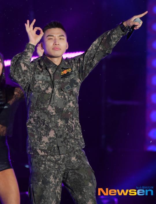 Bất chấp chuỗi bê bối chấn động của Seungri, 2 mảnh Big Bang đốt cháy sân khấu buổi hòa nhạc quân đội-5
