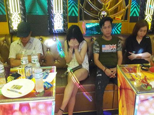 Cảnh sát bắt 4 người cùng xe tải chở 600kg ma túy ở Nghệ An-8