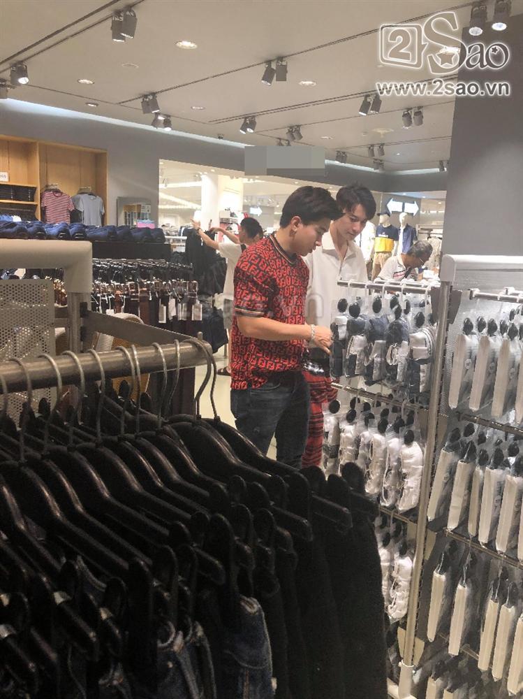 (Done) THẬT HOANG MANG: Nắm chặt tay Lan Ngọc nhưng Chi Dân lại bị phát hiện mặc đồ đôi với S.T trong cùng chuyến du lịch-5