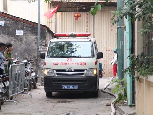 Cháy xưởng ở Trung Văn: Đưa thi thể thứ 8 ra ngoài sau 14 giờ tìm kiếm