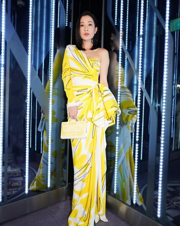 Kế Hoàng hậu Xa Thi Mạn chơi cả cây vàng nổi bật nhưng fan chỉ để ý chị đại đi giày gì đến lễ trao giải-3