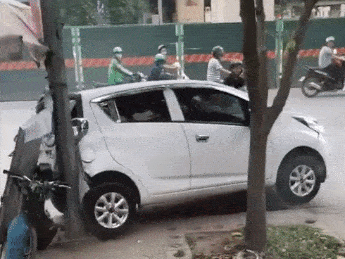 Ô tô bị ‘ma nhập’ đang đỗ bỗng giật lùi, phi như điên đâm vào loạt xe máy