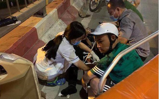 Clip kinh hoàng: Nữ tài xế lái xe điên tông liên hoàn 3 xe máy ở Hà Nội, người bị thương nằm la liệt-1