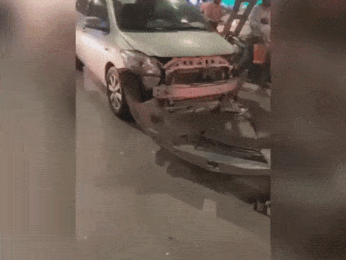 Clip kinh hoàng: Nữ tài xế lái 'xe điên' tông liên hoàn 3 xe máy ở Hà Nội, người bị thương nằm la liệt