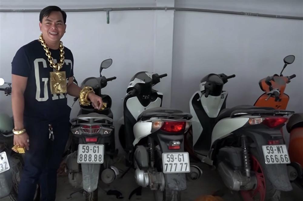 Ngáo ảo Phúc XO: Đeo vàng giả, xe máy biển số fake, ô tô vàng đi thuê-3