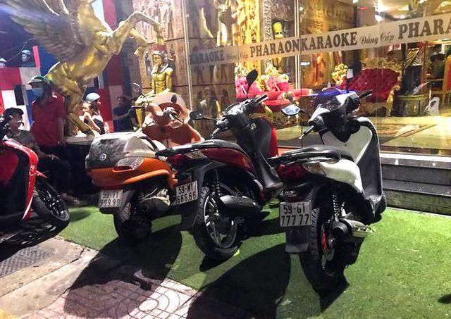 Ngáo ảo Phúc XO: Đeo vàng giả, xe máy biển số fake, ô tô vàng đi thuê-4