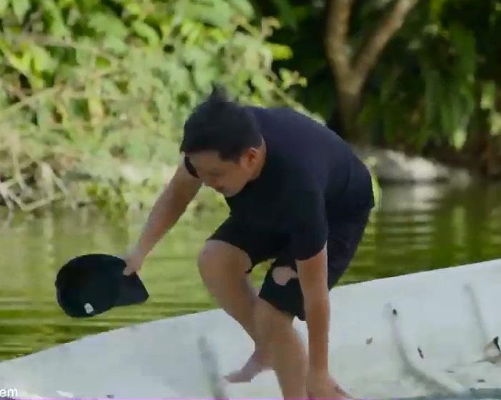 Xả thân cứu Thúy Ngân đuối nước, nào ngờ Trường Giang lại bị mỹ nhân nhấn đầu đến chìm nghỉm giữa hồ-1