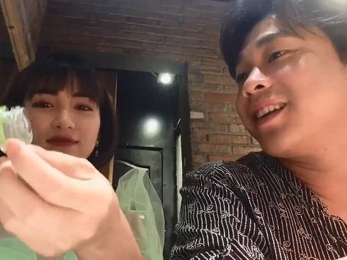 Hòa Minzy làm ảo thuật cho bạn trai thiếu gia xem nhưng đáng tiếc 'tài nghệ' còn không bịp được cả con nít