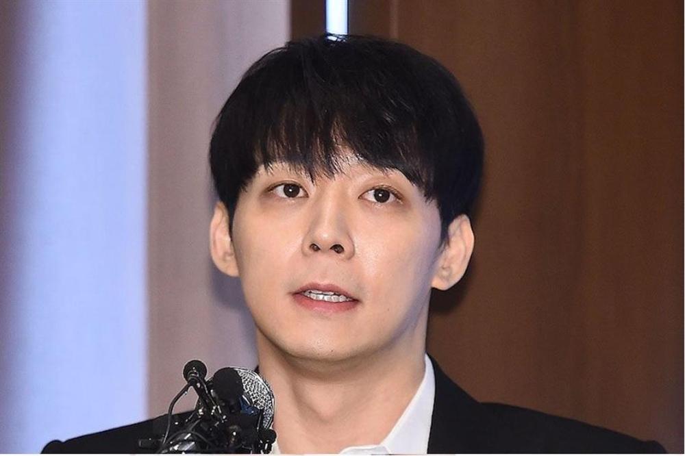 Vừa mở họp báo kêu oan 3 ngày trước, Park Yoochun bị cảnh sát tung bằng chứng sử dụng ma túy cùng Hwang Hana-1