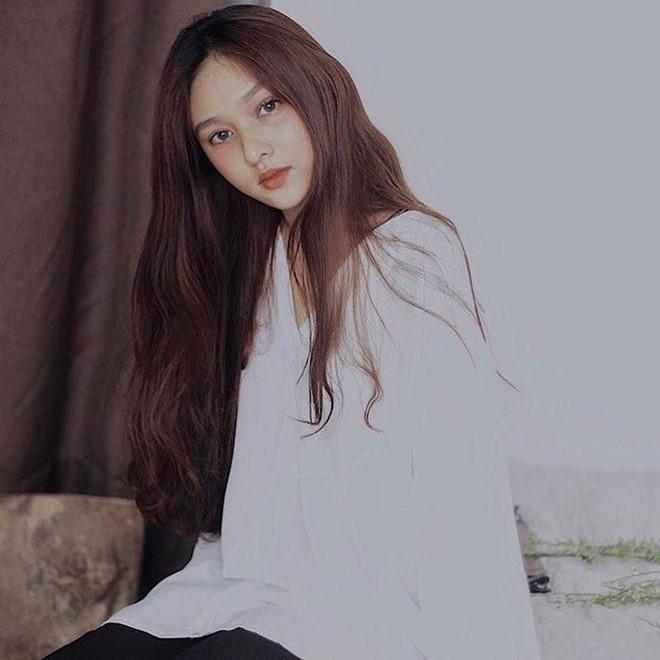 Hot girl Học viện ngân hàng nổi bật dù trang điểm hay để mặt mộc-2