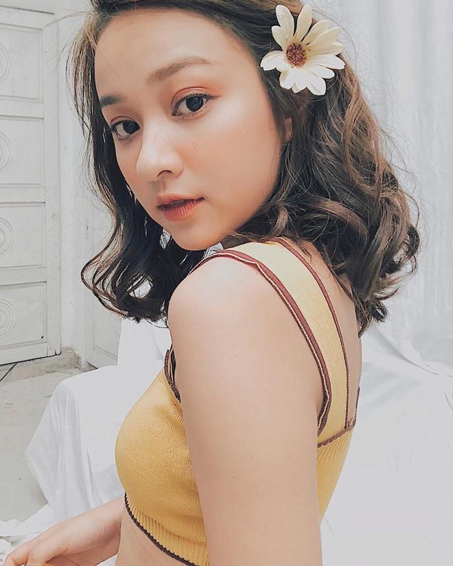 Hot girl Học viện ngân hàng nổi bật dù trang điểm hay để mặt mộc-3