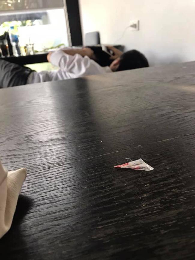 Giữa quán trà sữa thanh thiên bạch nhật, đôi nam nữ hồn nhiên nằm âu yếm nhau khiến khách hàng xung quanh nóng mắt-1