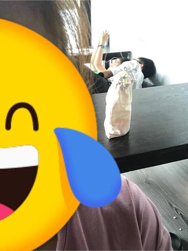 Giữa quán trà sữa thanh thiên bạch nhật, đôi nam nữ hồn nhiên nằm âu yếm nhau khiến khách hàng xung quanh nóng mắt-2