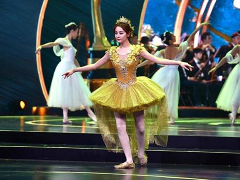 Địch Lệ Nhiệt Ba bị ngã mạnh khi trình diễn trên sóng truyền hình