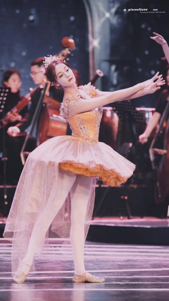 Địch Lệ Nhiệt Ba bị ngã mạnh khi trình diễn trên sóng truyền hình-1