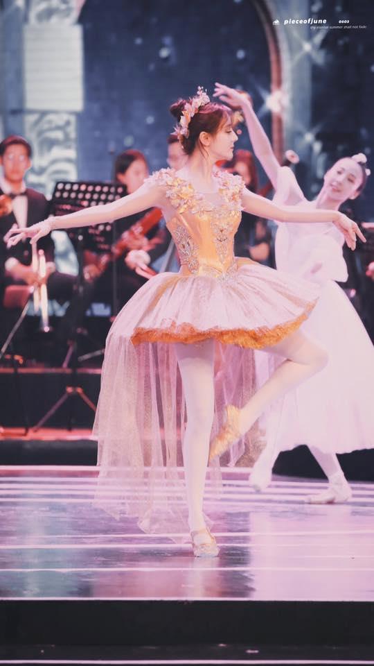 Địch Lệ Nhiệt Ba bị ngã mạnh khi trình diễn trên sóng truyền hình-3